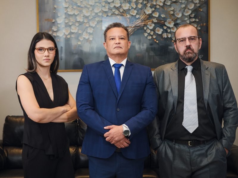 Os três sócios do escritório Ferreira, Sanches e Salício reunidos na sede em Jales, São Paulo.
