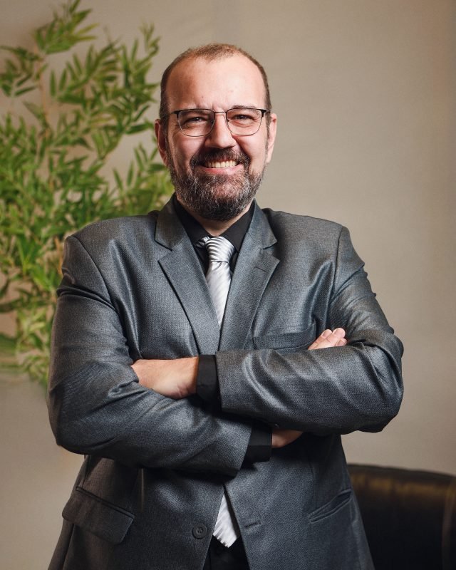 Retrato de Renato Augusto Salício, advogado previdenciário e sócio-fundador do escritório.